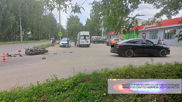 В Кинешме пьяный мотоциклист без прав влетел в иномарку